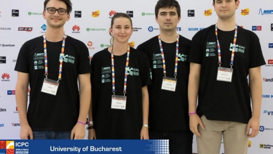 Suceveanul Lucian Bicsi (primul din stânga) a câștigat, împreună cu alți doi studenți, medalia cu argint la Concursul Internațional de Informatică Suceveanul Lucian Bicsi (primul din stânga) a câștigat, împreună cu alți doi studenți, medalia cu argint la Concursul Internațional de Informatică