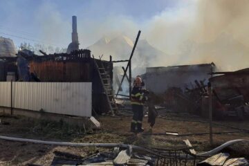 Nu mai puțin de opt autospeciale au fost aduse pentru stingerea unui incendiu care a avut loc în cursul zilei de vineri la o gospodărie din Volovăț