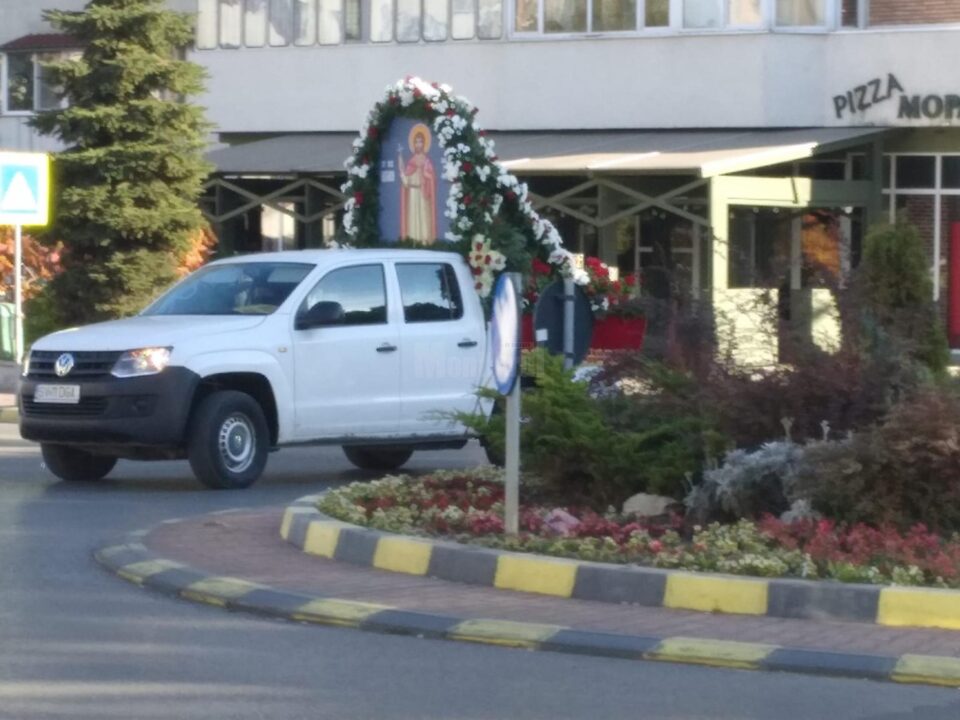 Racla cu moaștele Sf. Ioan cel Nou de la Suceava, în procesiune pe străzile Sucevei, pentru diminuarea pandemiei.