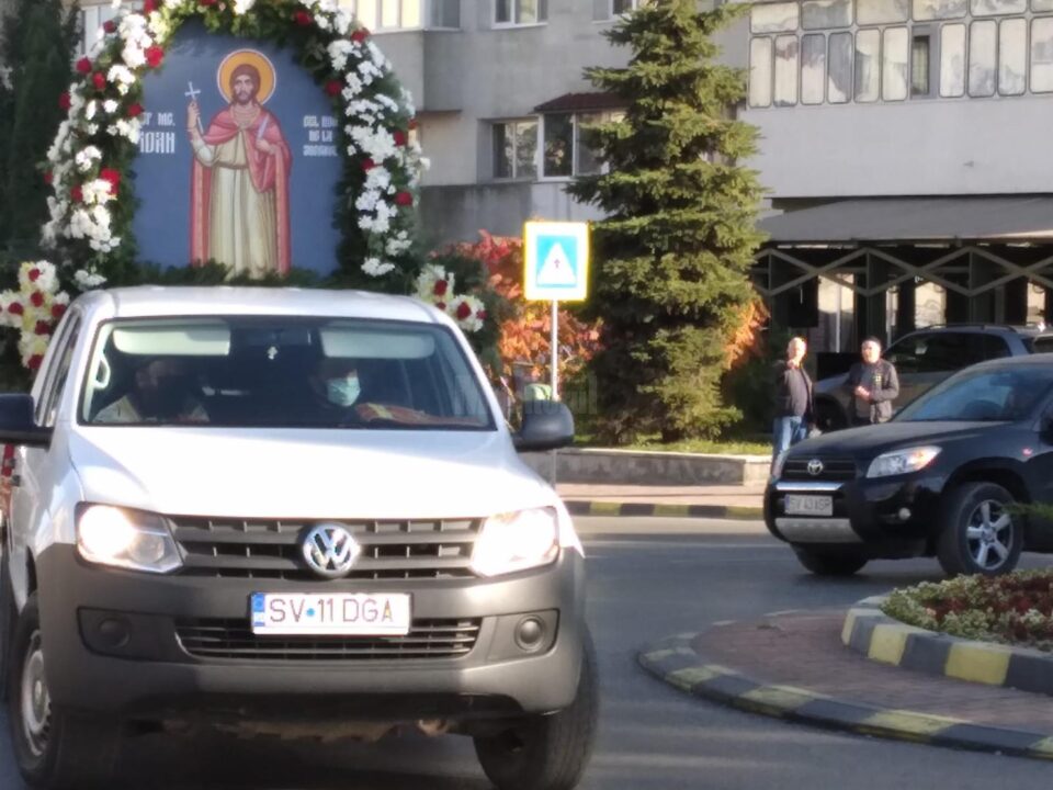 Racla cu moaștele Sf. Ioan cel Nou de la Suceava, în procesiune pe străzile Sucevei, pentru diminuarea pandemiei.
