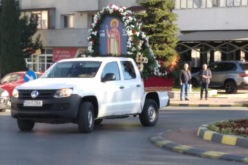 Racla cu moaștele Sf. Ioan cel Nou de la Suceava, în procesiune pe străzile Sucevei, pentru diminuarea pandemiei.