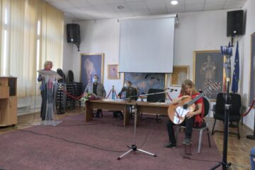 Scriitoarea Cornelia Petrescu și-a lansat la Suceava volumul „DAHU – povestiri pentru 24 seri”