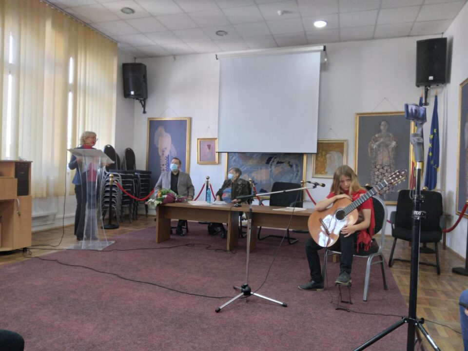 Scriitoarea Cornelia Petrescu și-a lansat la Suceava volumul „DAHU – povestiri pentru 24 seri”