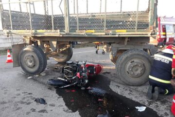 O motocicletă pe care se deplasau trei persoane s-a izbit într-o remorcă