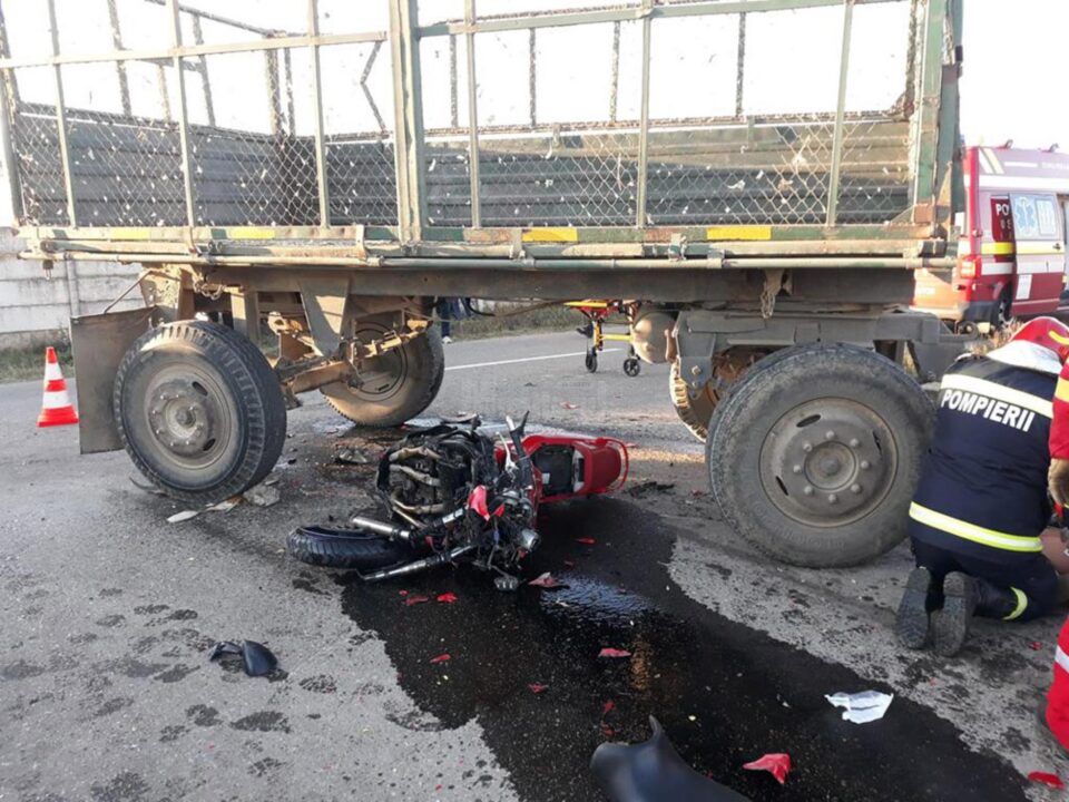 O motocicletă pe care se deplasau trei persoane s-a izbit într-o remorcă