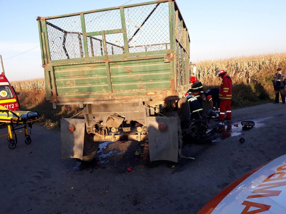 O motocicletă pe care se deplasau trei persoane s-a izbit într-o remorcă