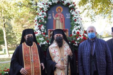 Racla cu moaștele Sfântului Ioan cel Nou de la Suceava au fost scoase din mănăstire, duminică, duse în procesiune pe străzile municipiului Suceava, pentru reducerea impactului pandemiei Covid-19