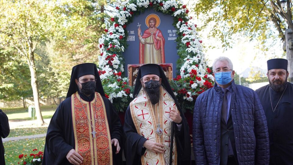 Racla cu moaștele Sfântului Ioan cel Nou de la Suceava au fost scoase din mănăstire, duminică, duse în procesiune pe străzile municipiului Suceava, pentru reducerea impactului pandemiei Covid-19