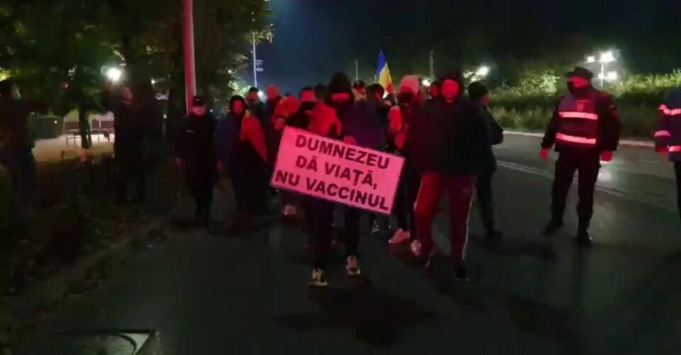 O parte dintre protestatari au afișat un banner pe care scria ”Dumnezeu dă viață, nu vaccinul” O parte dintre protestatari au afișat un banner pe care scria ”Dumnezeu dă viață, nu vaccinul”