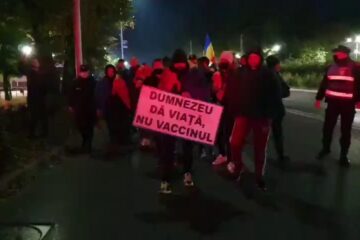 O parte dintre protestatari au afișat un banner pe care scria ”Dumnezeu dă viață, nu vaccinul”