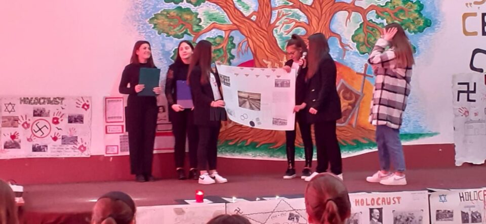 Ziua Holocaustului, marcată de elevii și profesorii de la Liceul Tehnologic Cajvana