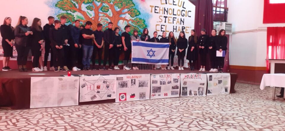 Ziua Holocaustului, marcată de elevii și profesorii de la Liceul Tehnologic Cajvana Ziua Holocaustului, marcată de elevii și profesorii de la Liceul Tehnologic Cajvana