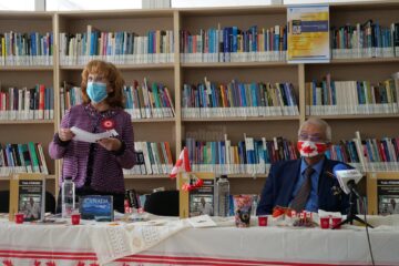 Prof. univ. Sanda-Maria Ardeleanu și autorul volumului, prof. Vania Atudorei, la lansarea ce a avut loc la USV