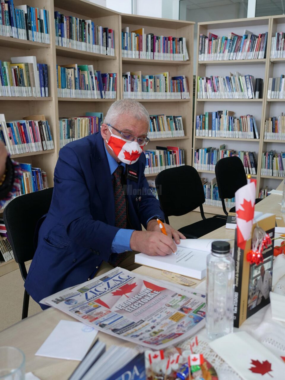 Prof. Vania Atudorei semnează pe volumul de interviuri prezentat