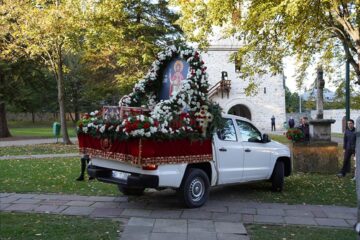 Icoana și racla cu moaștele Sfântului Mare Mucenic Ioan cel Nou, în procesiune prin mai multe zone ale județului Sursa Arhiepiscopia Sucevei