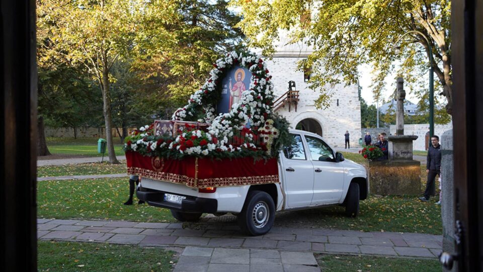 Icoana și racla cu moaștele Sfântului Mare Mucenic Ioan cel Nou, în procesiune prin mai multe zone ale județului Sursa Arhiepiscopia Sucevei Icoana și racla cu moaștele Sfântului Mare Mucenic Ioan cel Nou, în procesiune prin mai multe zone ale județului Sursa Arhiepiscopia Sucevei