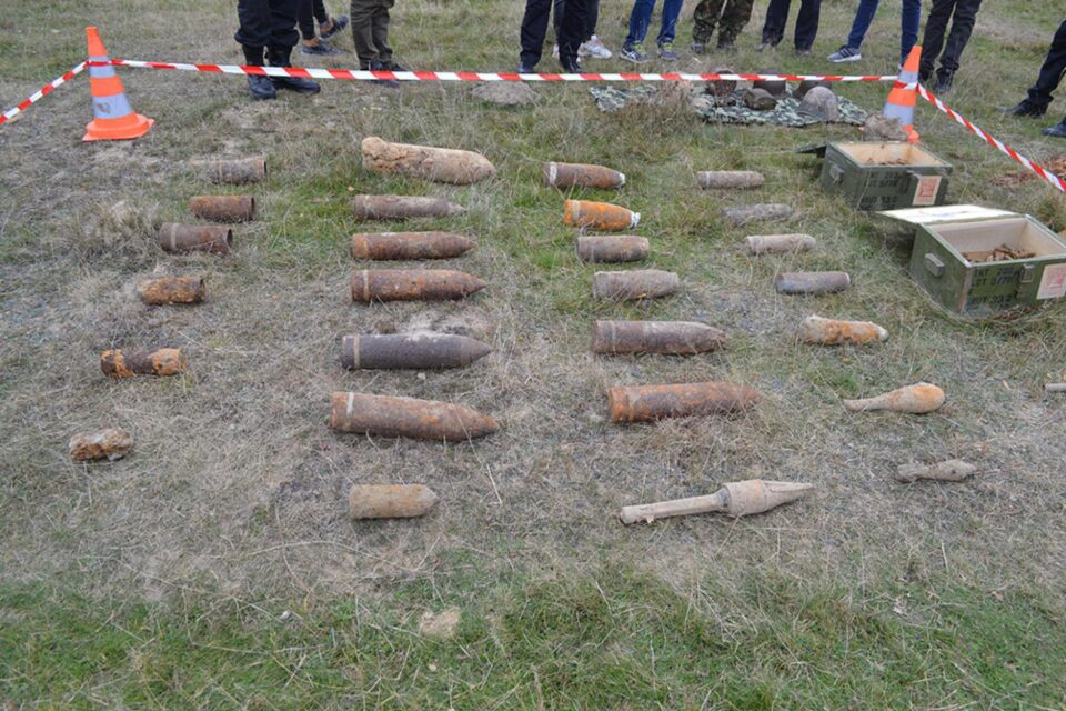 Posesorii de detectoare de metale, instruiți cum trebuie să procedeze când găsesc muniție de război