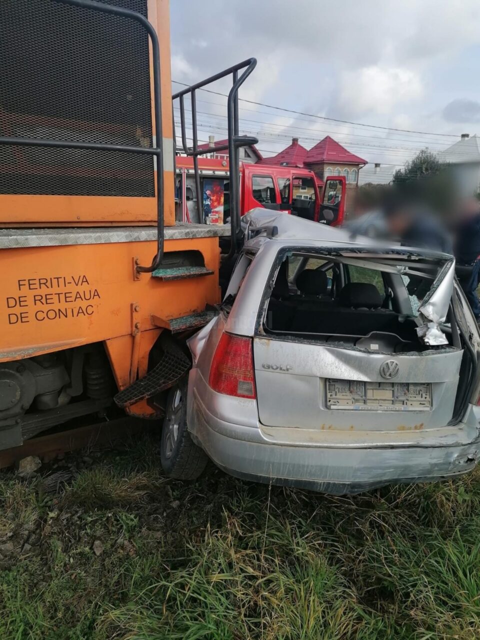 Mașină lovită în plin de trenul de Putna – un adult și un copil, la spital cu leziuni