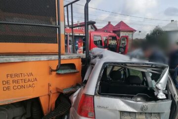 Mașină lovită în plin de trenul de Putna – un adult și un copil, la spital cu leziuni