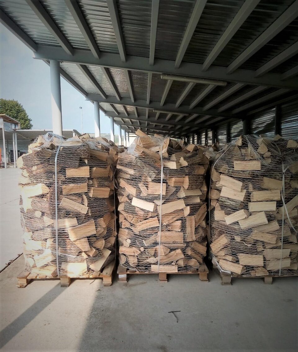 Romsilva anunță suplimentarea cu peste 700.000 metri cubi a cantităților de lemn de foc care vor fi vândute direct populației Romsilva anunță suplimentarea cu peste 700.000 metri cubi a cantităților de lemn de foc care vor fi vândute direct populației