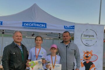 Finalistele categoriei fete 12 ani, alături de organizatorii turneului