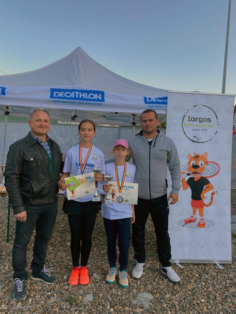 Finalistele categoriei fete 12 ani, alături de organizatorii turneului