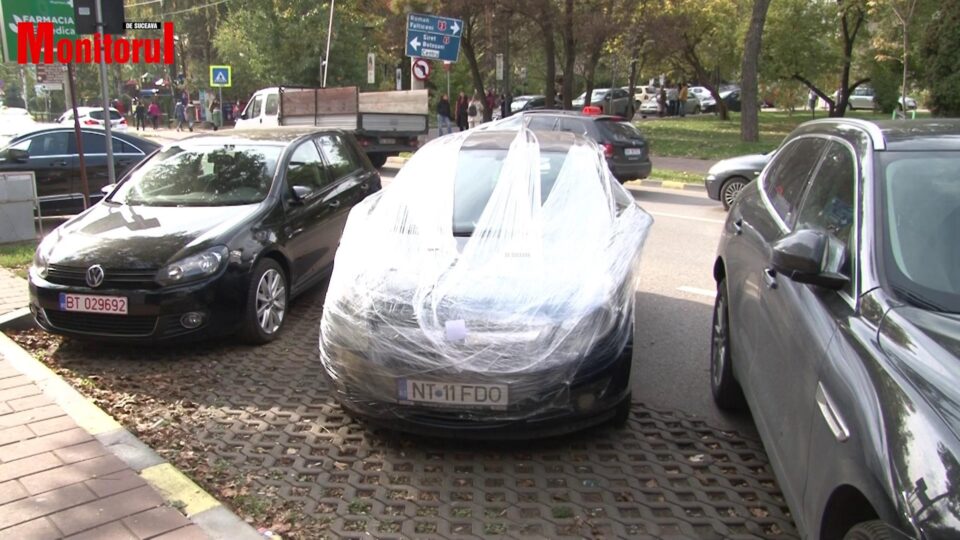 Și-au găsit mașina înfoliată, după o parcare ușor neglijentă