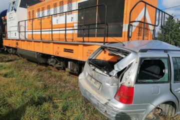 Mașina a fost lovită în plin de trenul Putna-Suceava