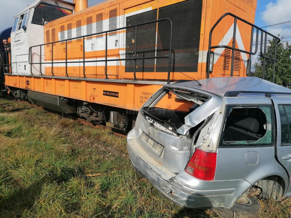 Mașina a fost lovită în plin de trenul Putna-Suceava