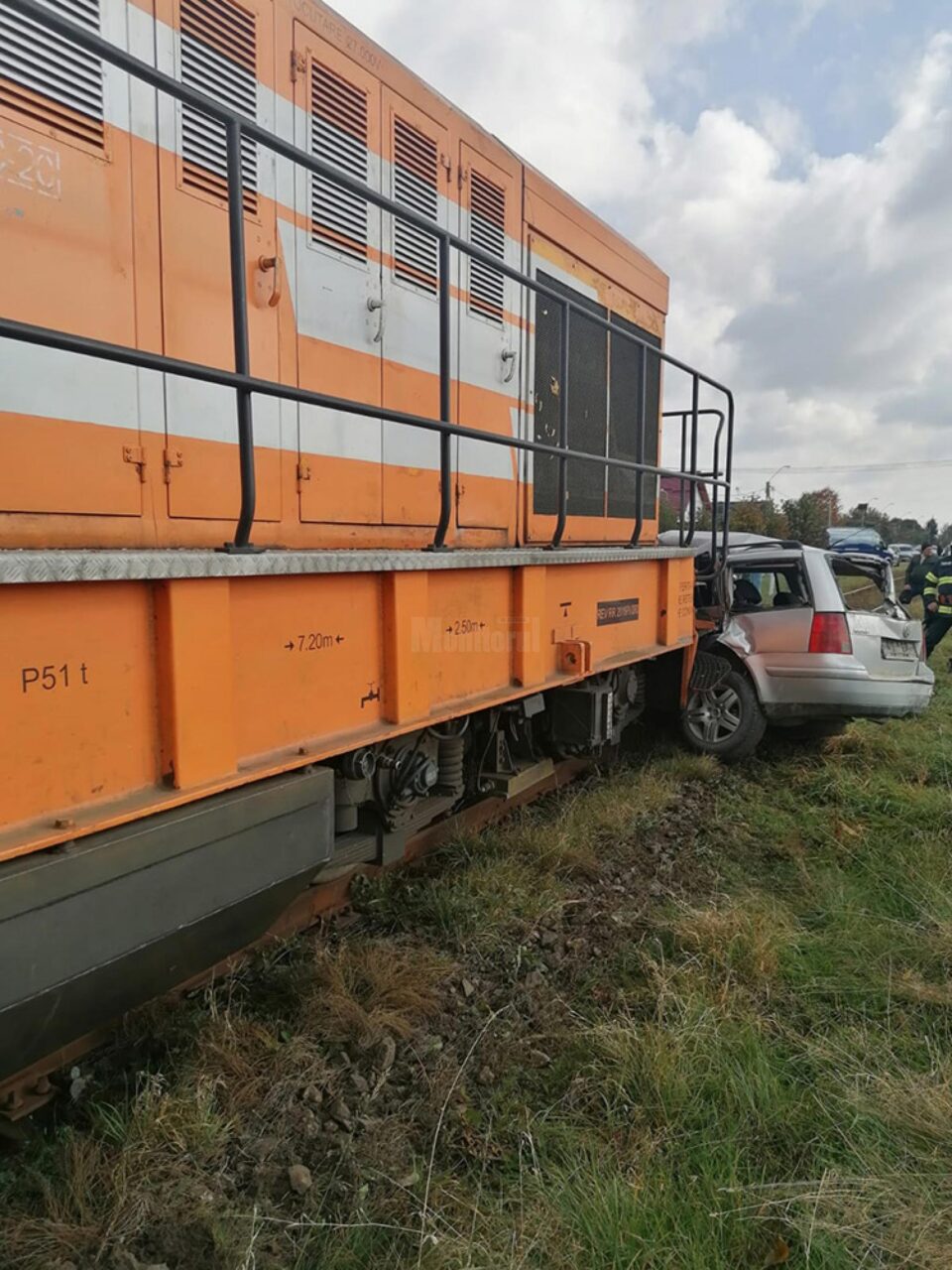 Mașina a fost lovită în plin de trenul Putna-Suceava