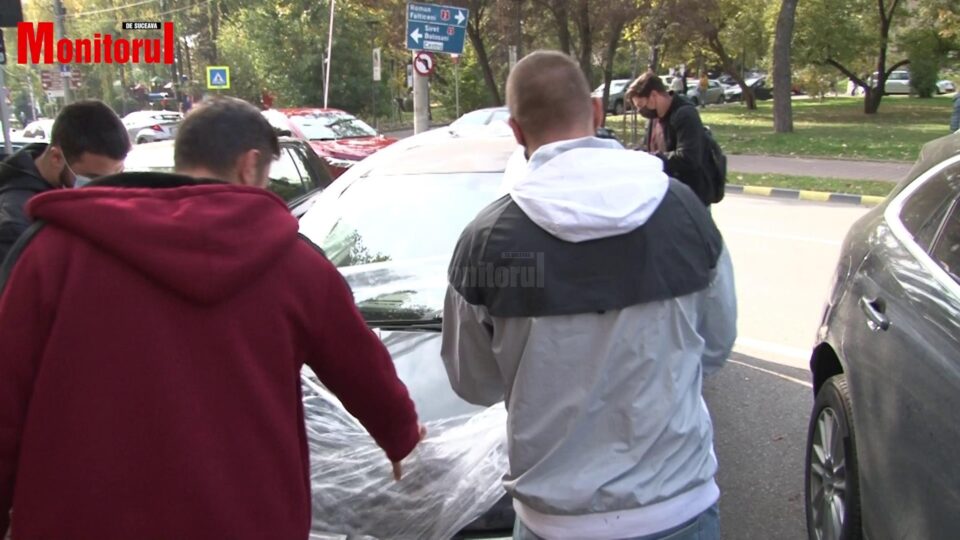 Și-au găsit mașina înfoliată, după o parcare ușor neglijentă