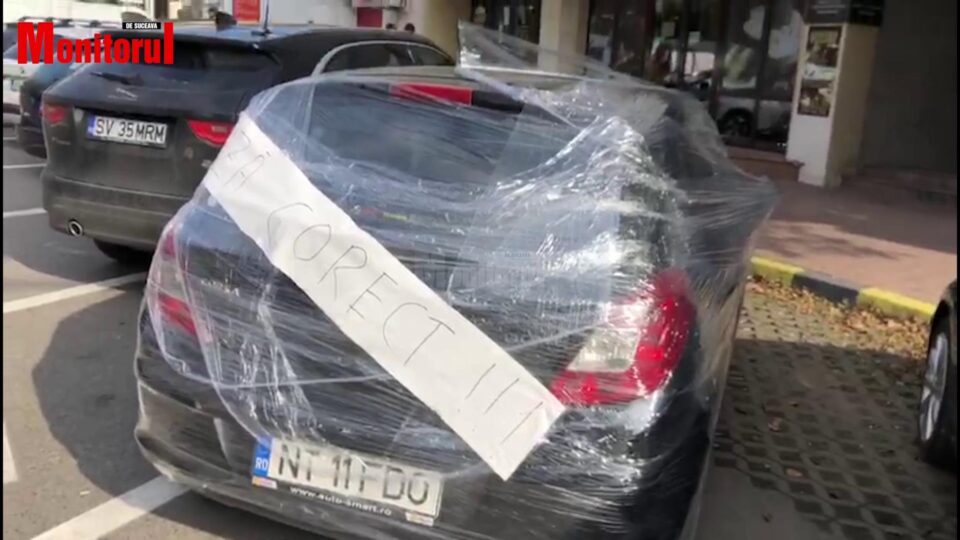 Și-au găsit mașina înfoliată, după o parcare ușor neglijentă