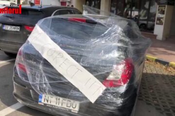 Și-au găsit mașina înfoliată, după o parcare ușor neglijentă