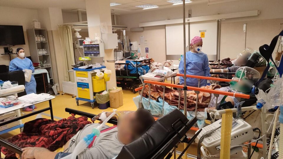 Opt oameni cu Covid, pe oxigen, au așteptat, ieri, în UPU Suceava un loc la ATI