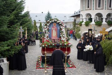 Procesiunea cu moaștele Sfântului Mare Mucenic Ioan cel Nou Sursa: Arhiepiscopia Sucevei și Rădăuților