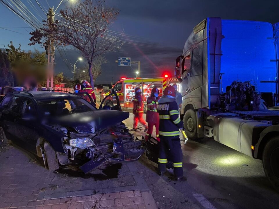 Coliziune între un autoturism și un cap tractor, în Șcheia