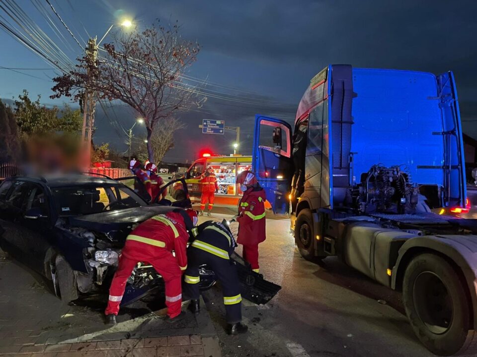 Coliziune între un autoturism și un cap tractor, în Șcheia