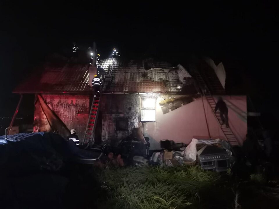 Incendiu la acoperișul unei vile din Bosanci