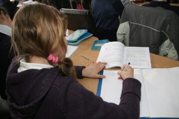 33 de elevi și angajați din învățământ, infectați cu SARS-CoV-2, și 22 de clase cu lecții online