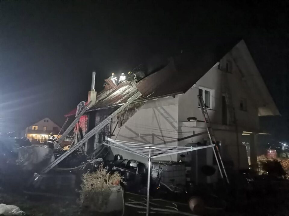 Incendiu la acoperișul unei vile din Bosanci
