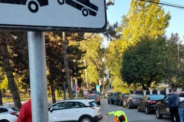 Marcajele rutiere din zona punctelor de colectare a gunoiului, refăcute pentru a atenționa șoferii să nu mai lase mașinile acolo 1
