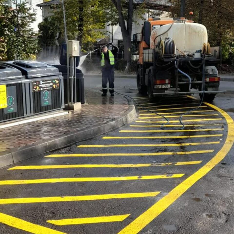 Marcajele rutiere din zona punctelor de colectare a gunoiului, refăcute pentru a atenționa șoferii să nu mai lase mașinile acolo 3