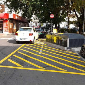 Marcajele rutiere din zona punctelor de colectare a gunoiului, refăcute pentru a atenționa șoferii să nu mai lase mașinile acolo