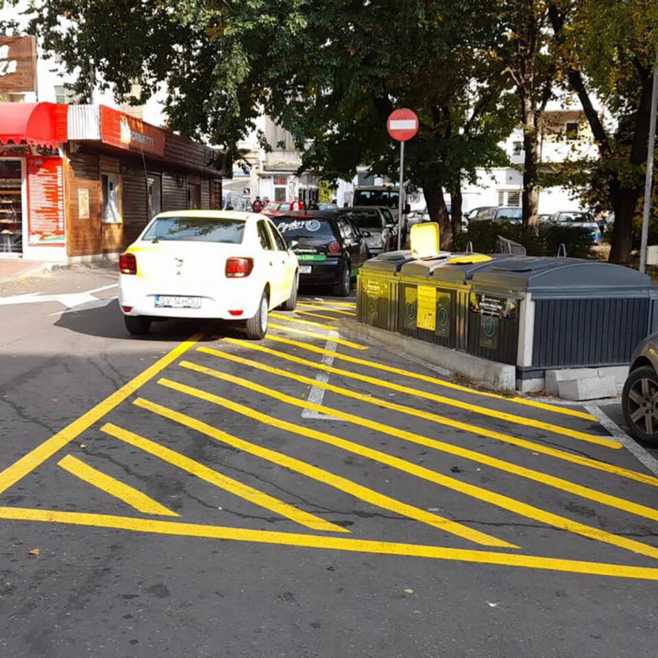 Marcajele rutiere din zona punctelor de colectare a gunoiului, refăcute pentru a atenționa șoferii să nu mai lase mașinile acolo
