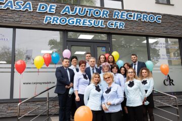 Echipa CAR Progresul în fața sediului noii sucursale din Suceava, pe strada Mărășești, nr. 8