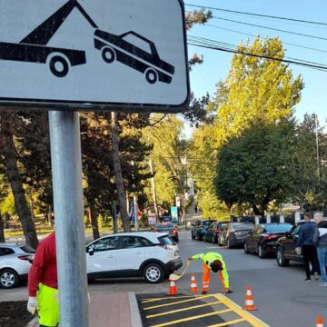 Marcajele rutiere din zona punctelor de colectare a gunoiului, refăcute – mașinile parcate pe ele vor fi ridicate