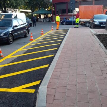 Marcajele rutiere din zona punctelor de colectare a gunoiului, refăcute – mașinile parcate pe ele vor fi ridicate
