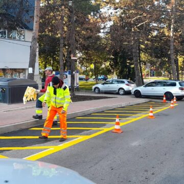 Marcajele rutiere din zona punctelor de colectare a gunoiului, refăcute – mașinile parcate pe ele vor fi ridicate