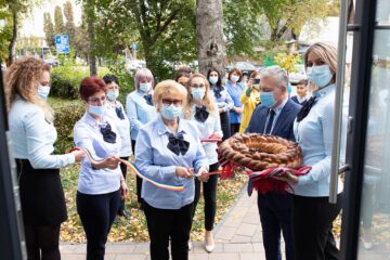Tăierea panglicii noului sediu, de către directorul executiv Viorica Mazilu