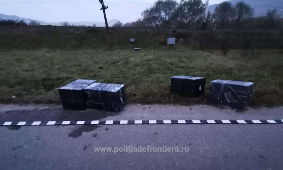 Colete cu țigări de contrabandă abandonate